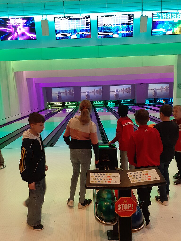 Bowling1.jpg  