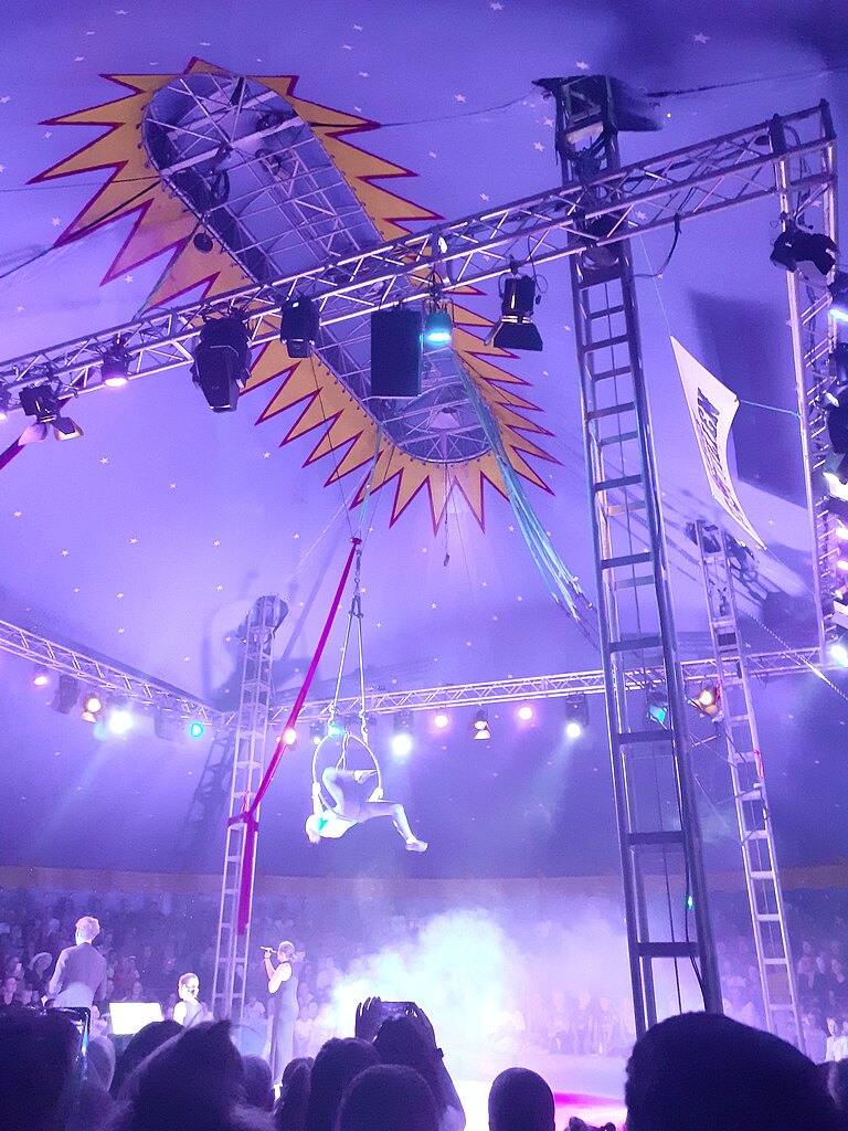 Circus1.jpg  