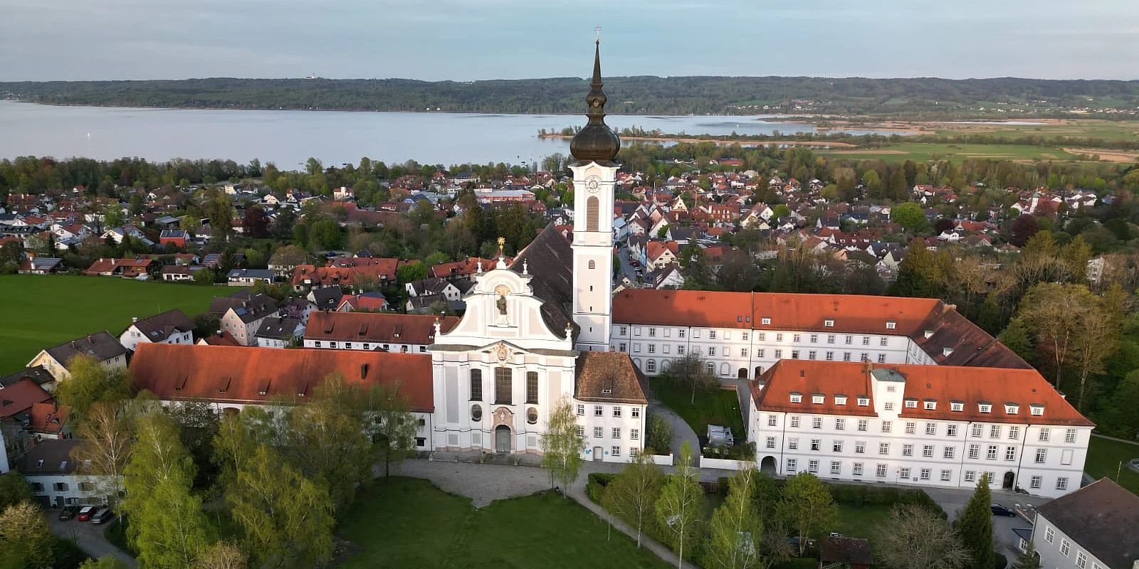 Luftbild des Marienmünsters mit dem Ammersee