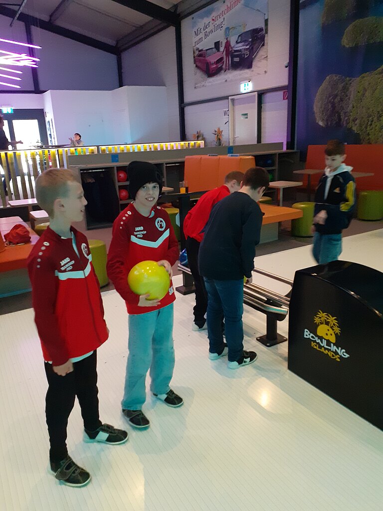 Bowling2.jpg  